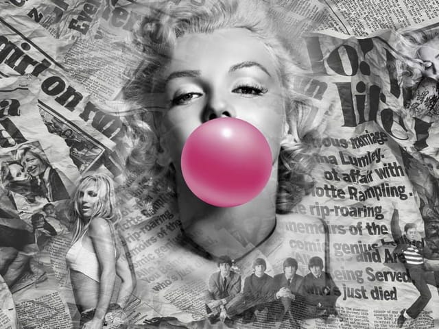 Fototapeta Kobieta z różową gumą do żucia (kod: 26340) Fototapeta z twarzą kobiety i różową gumą na tle gazet