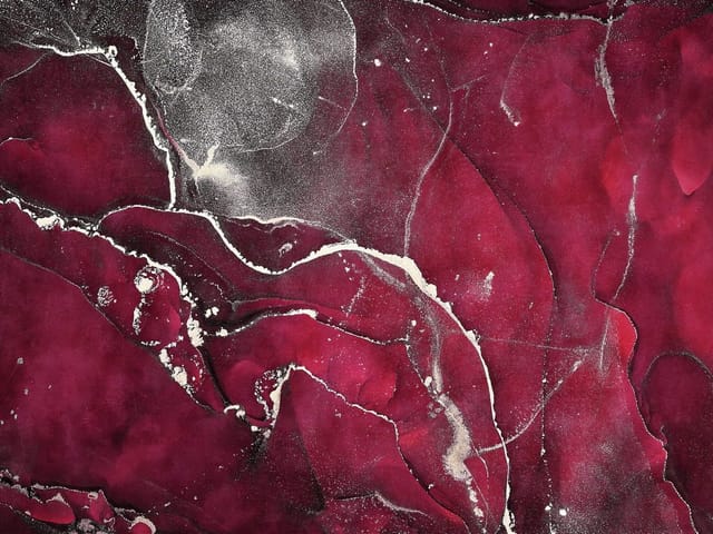 Fototapeta z abstrakcyjnymi wzorami i białymi liniami na czerwonym tle