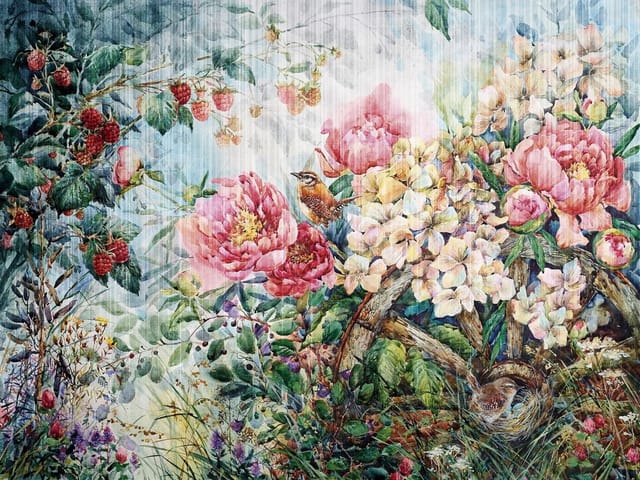 Fototapeta z dużymi różowymi kwiatami, zielonymi liśćmi i gałęziami z owocami