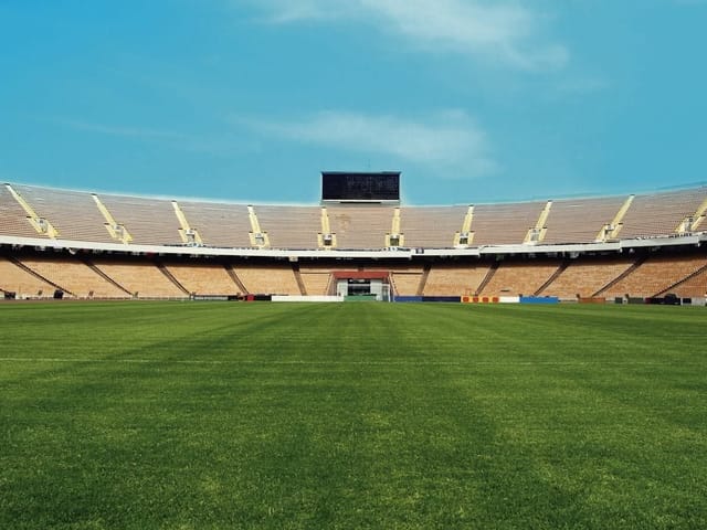 Fototapeta Stadion piłkarski o poranku (mpn: 264) Fototapeta z pustym stadionem piłkarskim i zieloną murawą