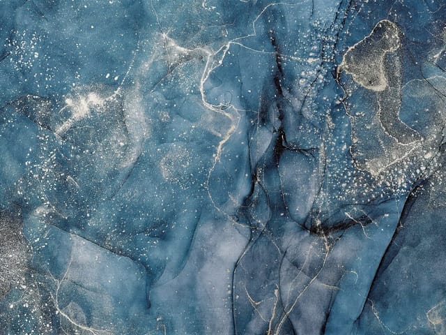 Fototapeta z abstrakcyjnym wzorem marmuru, niebieskie tło, białe żyłki