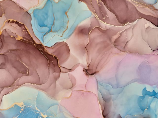 Fototapeta z abstrakcyjnymi plamami w odcieniach brązu, niebieskiego, różowego i fioletowego z delikatnymi złotymi linia