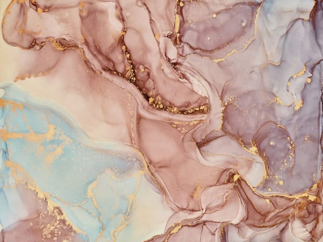 Fototapeta z abstrakcyjnymi wzorami w pastelowych kolorach i złotymi akcentami