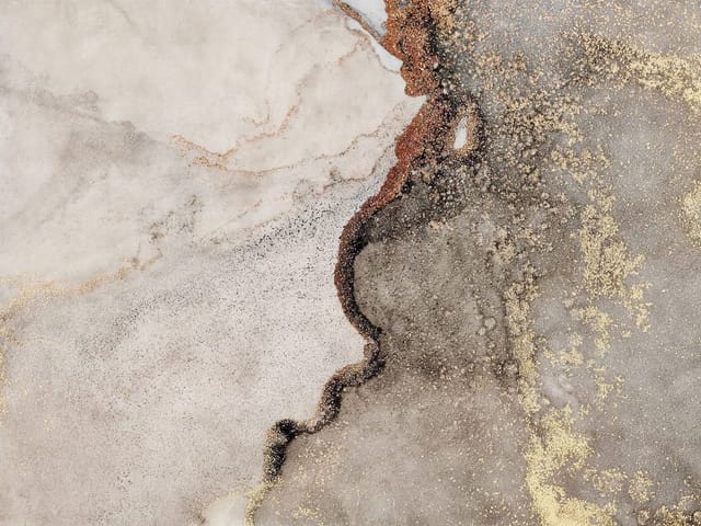 Fototapeta z abstrakcyjnym wzorem przypominającym marmur z jasnymi i ciemnymi plamami oraz złotymi akcentami.