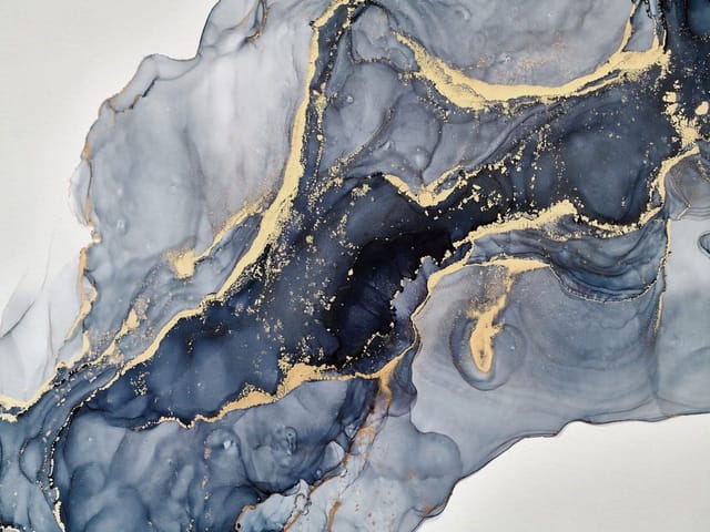 Fototapeta z ciemnoniebieskimi plamami i złotymi żyłkami