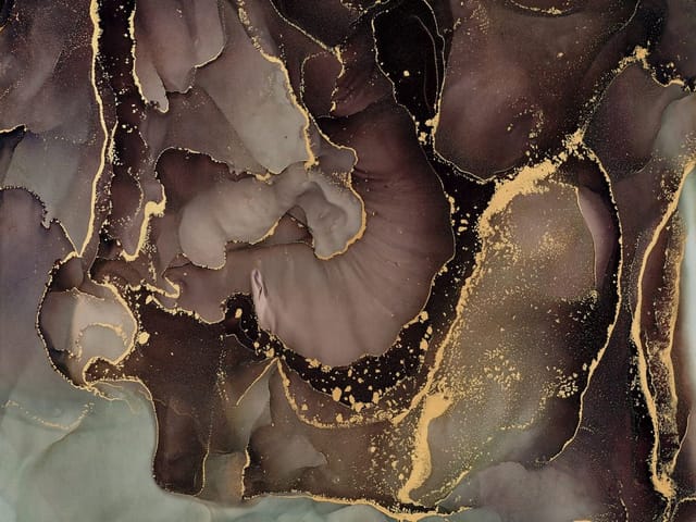 Fototapeta z abstrakcyjnymi wzorami w odcieniach brązu, z falistymi liniami i złotymi akcentami.