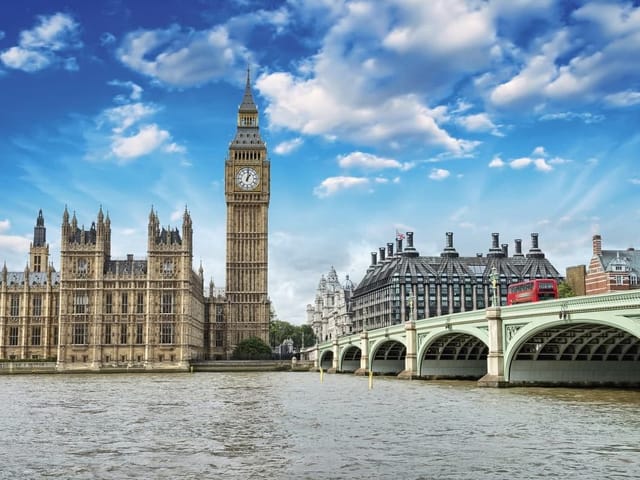 Fototapeta z Londynem – wieża zegarowa, most nad rzeką i budynki