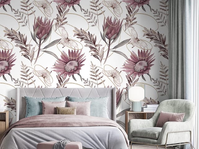 Fototapeta z dużymi kwiatami protea i delikatnymi liśćmi na jasnym tle.