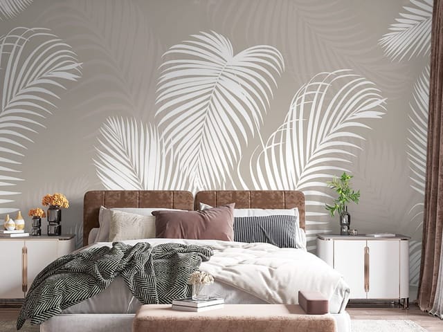 Fototapeta z białymi liśćmi palmowymi na beżowym tle, z delikatnym cieniowaniem