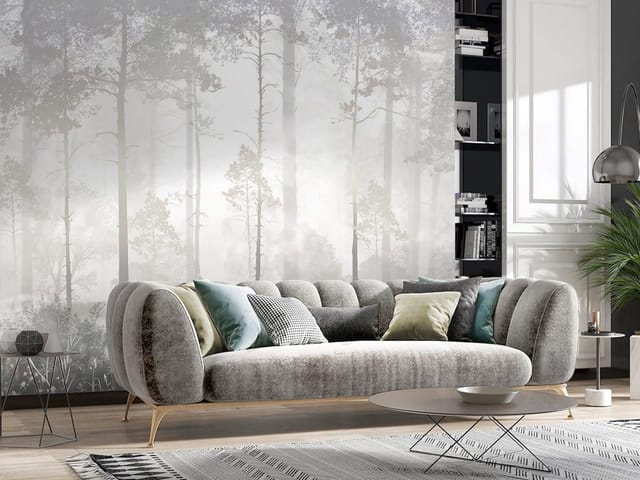 Fototapeta z wysokimi drzewami w lesie otulonym gęstą mgłą i ciemnymi pniami