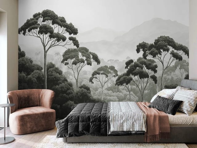 Fototapeta przedstawiająca wysokie drzewa w gęstym lesie z mgłą i górami