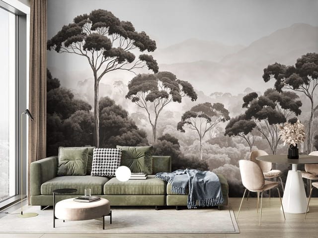 Fototapeta z wysokimi drzewami w lesie, mgła i góry w tle