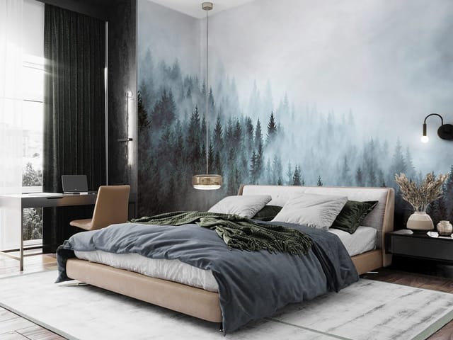 Fototapeta przedstawiająca gęsty las iglasty w mgle z ciemnymi sylwetkami drzew