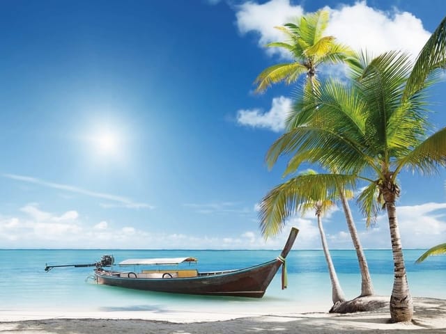 Fototapeta z łodzią na tropikalnej plaży, błękitne niebo, palmy i biały piasek