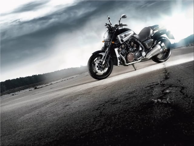 Fototapeta Motocykl na pustej drodze (mpn: 2791) Fototapeta z motocyklem na pustej drodze, las i ciemne chmury