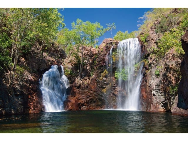 Fototapeta Wodospad w skalistym otoczeniu