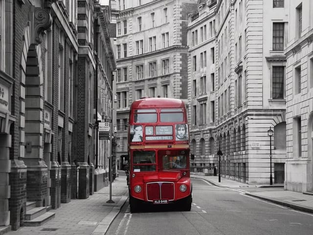 Fototapeta Czerwony autobus w sercu Londynu (mpn: 3064) Fototapeta z czerwonym piętrowym autobusem na tle londyńskich budynków