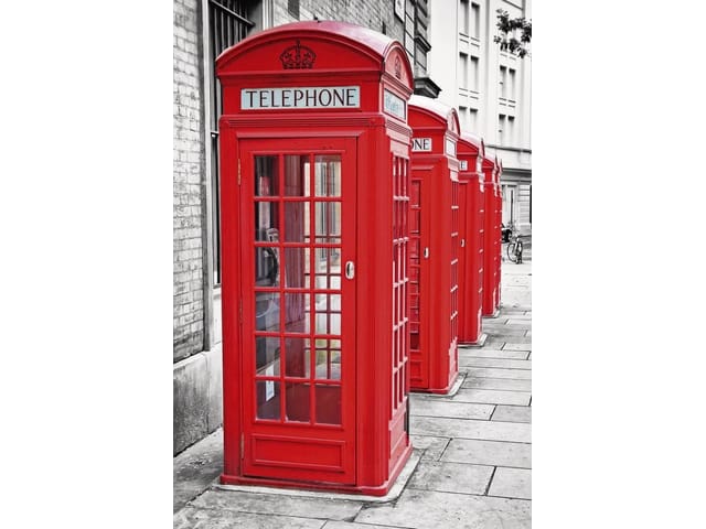 Fototapeta z czerwonymi budkami telefonicznymi na kamiennej ulicy Londynu