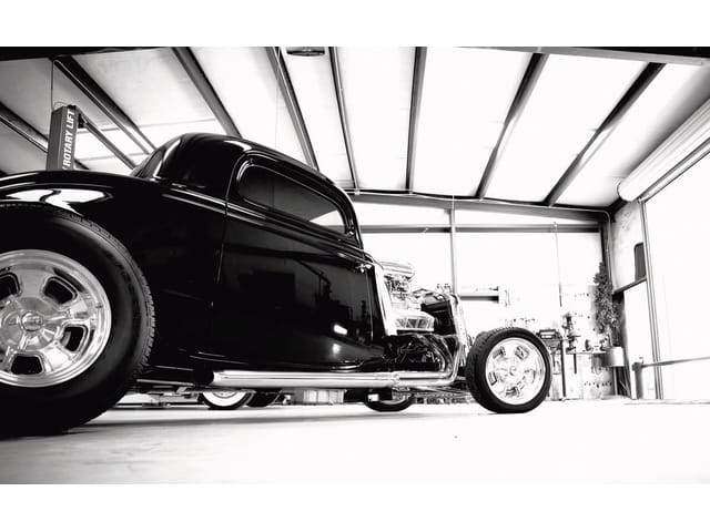 Fototapeta Klasyczny samochód w garażu (kod: 3182) Fototapeta Klasyczny samochód w garażu