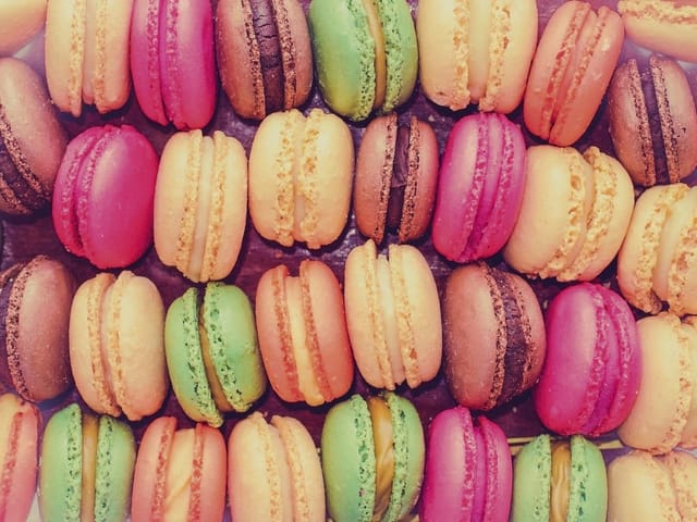 Fototapeta Kolorowe Makaroniki w Rzędach (mpn: 3253) Fototapeta z widokiem z góry na kolorowe makaroniki ułożone w równych rzędach