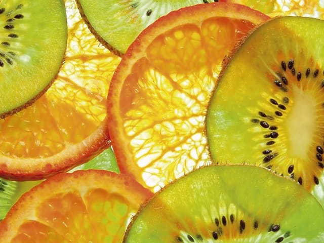 Fototapeta Kolorowy wzór z plastrami kiwi i pomarańczy (mpn: 3261) Fototapeta z plastrami kiwi i pomarańczy, kontrastujące kolory zieleni i pomarańczy