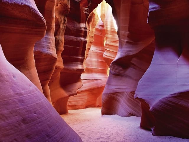 Fototapeta z wąskim kanionem z piaskowca, czerwone i pomarańczowe ściany