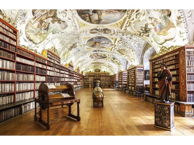 Fototapeta przedstawiająca bibliotekę z freskami, regałami i globusami