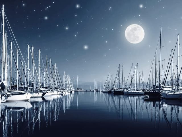 Fototapeta Jachty w porcie nocą (mpn: 3572) Fototapeta z jachtami zacumowanymi w porcie nocą, pełnia księżyca
