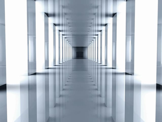 Fototapeta z futurystycznym korytarzem i symetrycznymi kolumnami