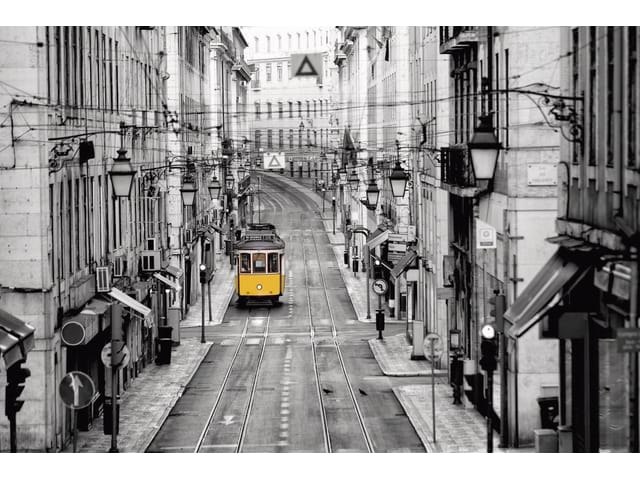 Fototapeta z żółtym tramwajem na wąskiej ulicy Starego Miasta