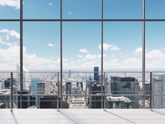 Fototapeta z widokiem na panoramę miasta przez duże okna