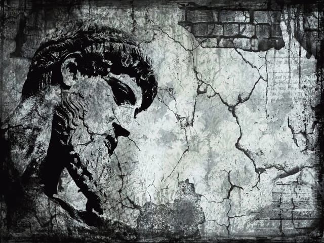Fototapeta Rzeźba na tle popękanej ściany (mpn: 3771) Fototapeta z fragmentem rzeźby na tle popękanej ściany z muru