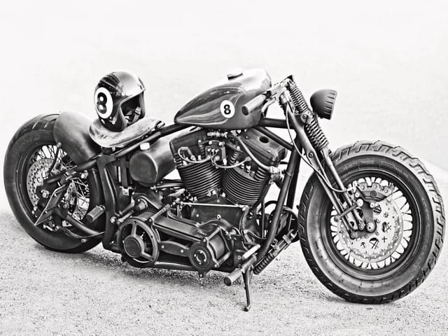 Fototapeta z motocyklem i kaskiem na siedzeniu, duże koła i cylindry