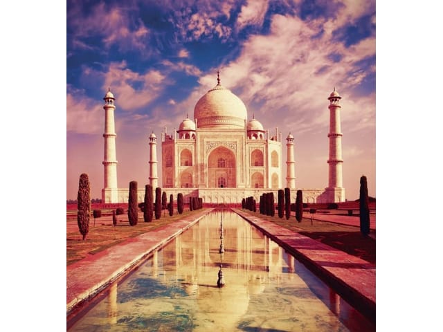 Fototapeta Taj Mahal z odbiciem w wodzie (mpn: 3993) Fototapeta z Taj Mahal i jego odbiciem w długim basenie, otoczona symetrycznymi wieżami i drzewami