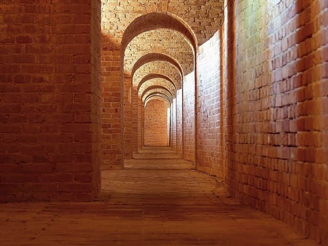 Fototapeta Ceglany korytarz 3D z łukami (kod: 4082) Fototapeta Ceglany korytarz 3D z łukami