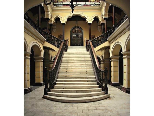 Fototapeta przedstawiająca monumentalne schody z marmuru i zdobione balustrady