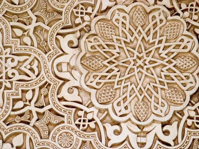 Fototapeta z detalem dekoracyjnym i ornamentem geometrycznym na jasnym tle