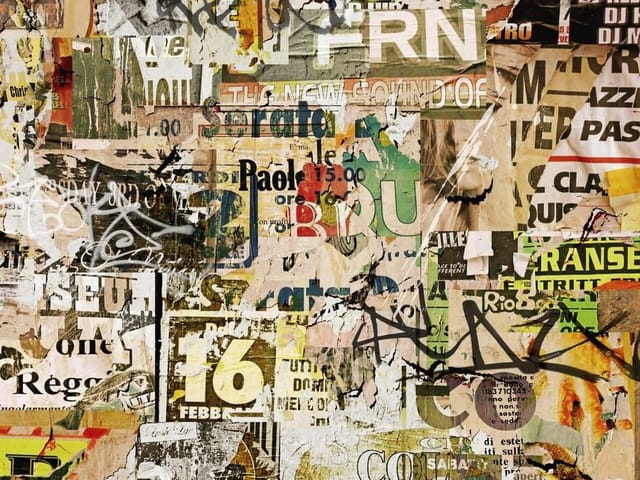 Fototapeta z kolażem plakatów i napisami na kolorowym tle z graffiti