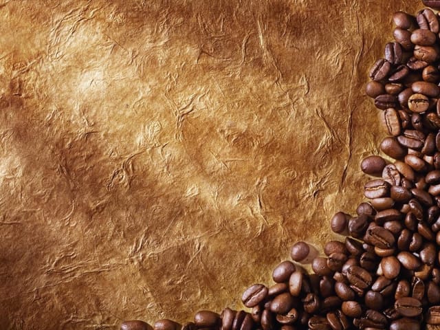 Fototapeta Ziarna kawy na złotym tle (kod: 4212) Fototapeta z ziarnami kawy na złotym tle z fakturą papieru