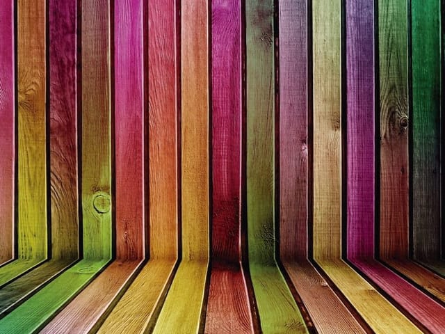 Fototapeta z kolorowymi drewnianymi deskami ułożonymi pionowo, intensywne barwy