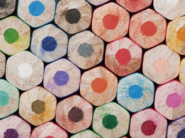 Fototapeta z kolorowymi końcówkami kredek o heksagonalnych kształtach