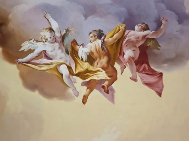 Fototapeta z trzema aniołami unoszącymi się w chmurach, delikatne barwy nieba