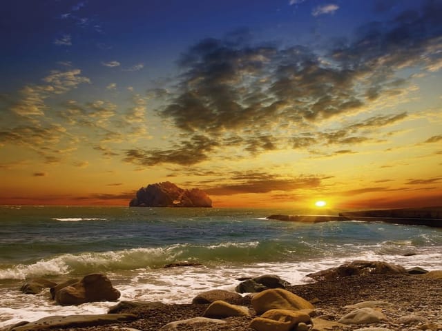 Fototapeta Zachód słońca nad morzem (kod: 4818) Fototapeta z zachodem słońca nad morzem, skały i fale