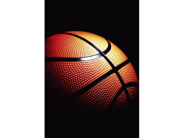 Fototapeta z piłką do koszykówki na ciemnym tle z wyraźną teksturą