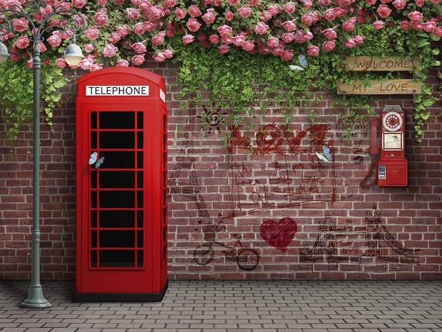 Fototapeta Czerwona budka w Londynie (mpn: 4950) Fototapeta z czerwoną budką telefoniczną przy ceglanym murze