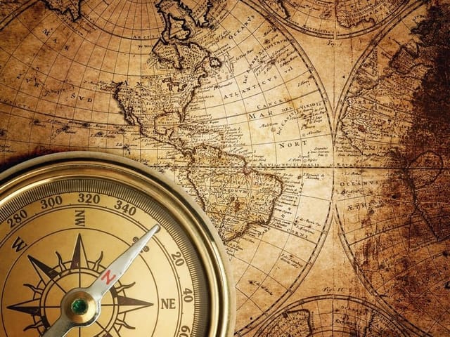 Fototapeta z kompasem na tle starej mapy w brązowych odcieniach