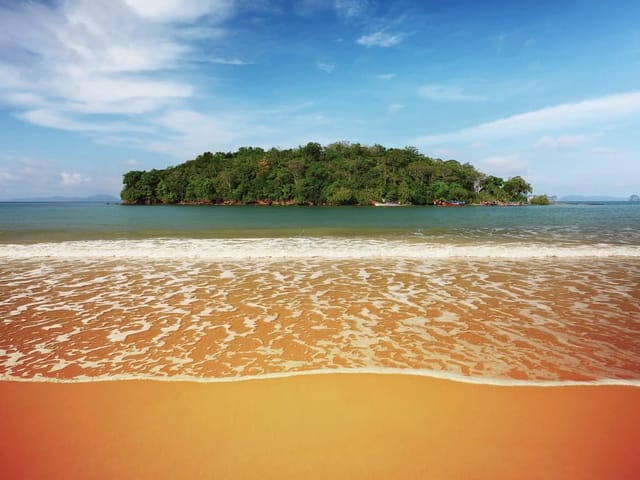 Fototapeta Tropikalna Wyspa na Horyzoncie (mpn: 510) Fototapeta z tropikalną wyspą, plażą i spokojnym morzem