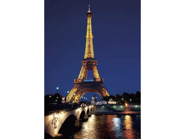 Fototapeta z oświetloną Wieżą Eiffla nocą, mostem i refleksami światła na wodzie