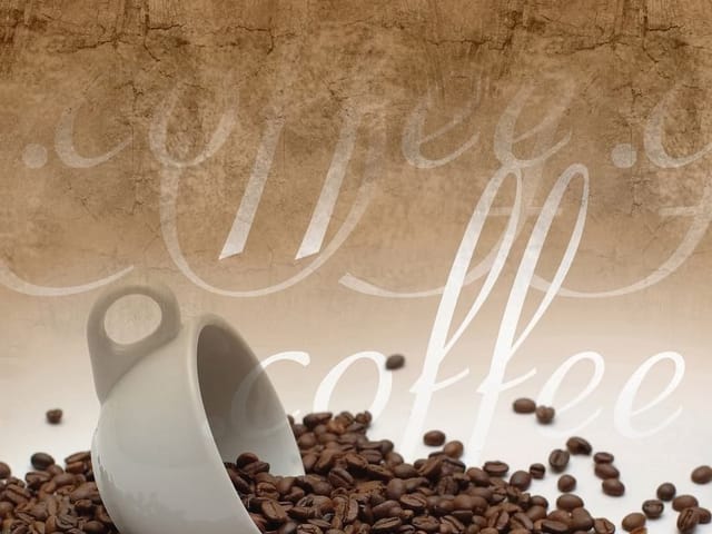 Fototapeta z białą filiżanką na ziarnach kawy i napisem 'coffee'