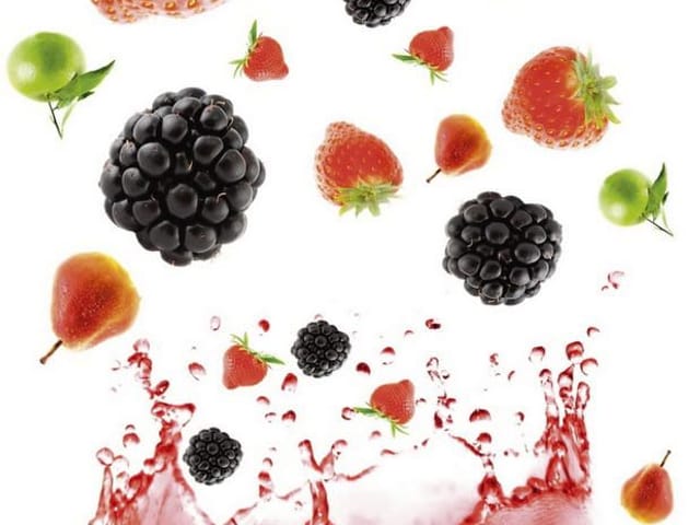 Fototapeta z owocowym splashem, truskawkami i jeżynami na białym tle